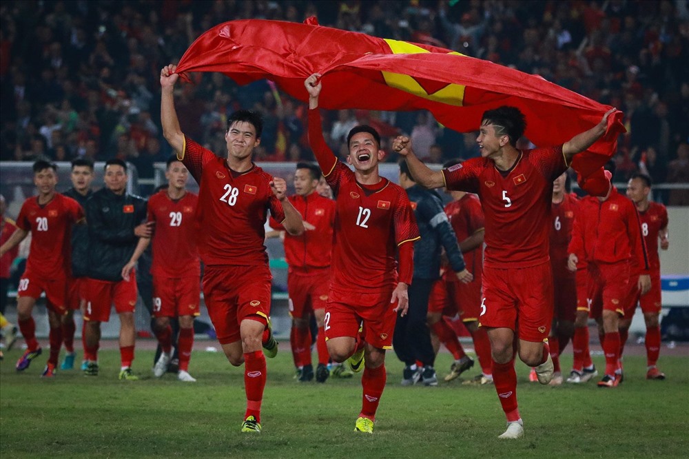các cầu thủ Việt Nam đang ăn mừng chiến thắng