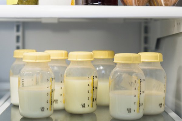 Sữa mẹ có mùi khi bảo quản trong tủ lạnh