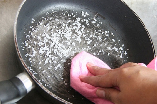 Làm sạch dụng cụ nhà bếp với muối
