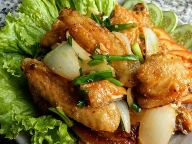 “Biến tấu” với món cánh gà rim nước mắm hành tây