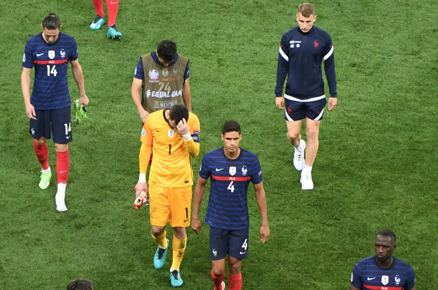 các cầu thủ của đội tuyển Pháp đang buồn bã