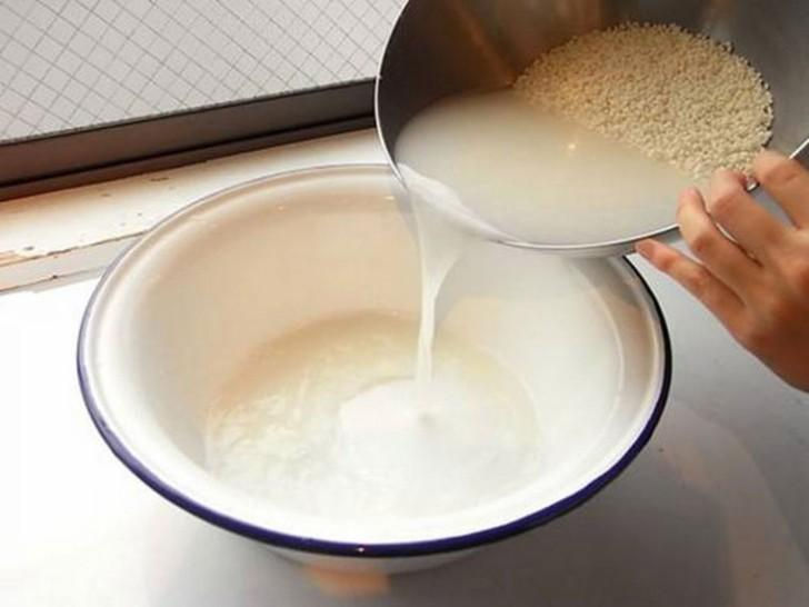 Sử dụng nước vo gạo để loại bỏ vết rỉ