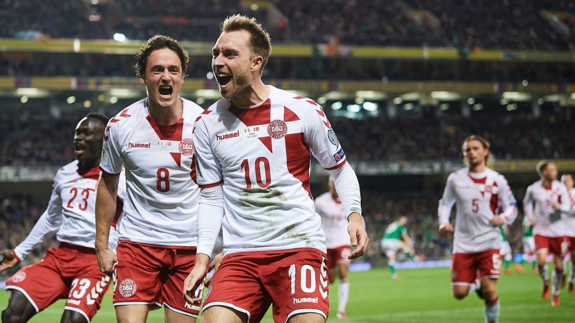 các cầu thủ của đội tuyển Đan Mạch đang vui mừng