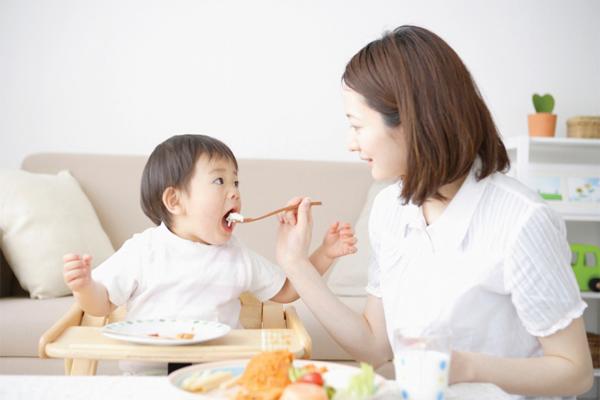 Cho trẻ ăn ít và ăn không đúng cách